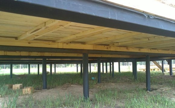 Вид на пол свайного дома снизу