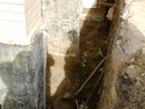 Для выполнения классической гидроизоляции подвала необходимо оголить стену фундамента снаружи