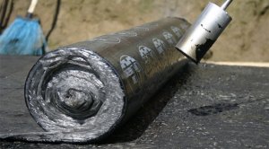 Гидроизоляция битумом цоколя фундаментных блоков